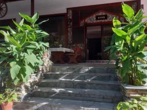 eine Treppe, die zu einem Gebäude führt in der Unterkunft Семеен Хотел Хайдутите in Sandanski