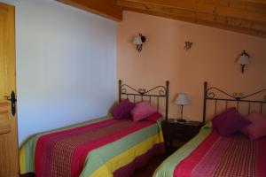 2 Betten nebeneinander in einem Zimmer in der Unterkunft Casa Rural Abuelo Adón in Baterna