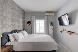 sypialnia z dużym białym łóżkiem i oknem w obiekcie Ella SR by TLV2rent w Tel Awiwie