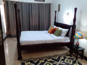 En eller flere senge i et værelse på OKRA HOUSE