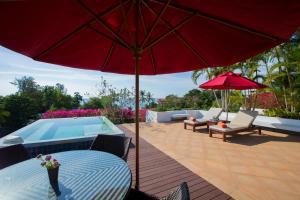 Bazén v ubytování Ocean views Kata gardens penthouse 6C near Kata Noi Beach nebo v jeho okolí