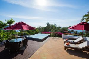 Bazén v ubytování Ocean views Kata gardens penthouse 6C near Kata Noi Beach nebo v jeho okolí