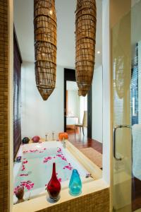 Postel nebo postele na pokoji v ubytování Ocean views Kata gardens penthouse 6C near Kata Noi Beach