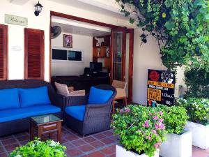 d'une terrasse avec des chaises en osier et un bureau. dans l'établissement The Lodge, à Bophut 