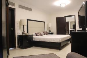 Un pat sau paturi într-o cameră la Le Vendome Hotel