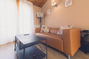 uma sala de estar com um sofá e uma mesa em Hotel la Muñequilla em Miraflores de la Sierra