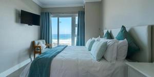 Кровать или кровати в номере Ocean Breeze
