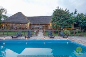 Majoituspaikassa Ihamba Lakeside Safari Lodge tai sen lähellä sijaitseva uima-allas