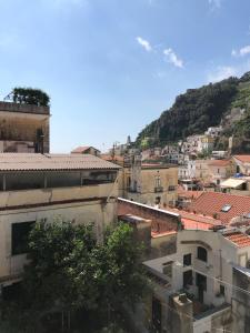 Blick auf eine Stadt mit Gebäuden und einem Hügel in der Unterkunft un angolo di paradiso in Amalfi