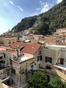 eine Gruppe von Gebäuden vor einem Berg in der Unterkunft un angolo di paradiso in Amalfi