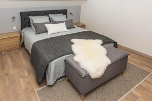 een slaapkamer met een groot bed en een stoel bij Chambres d'hôtes près de Disney in Fontenay-Trésigny