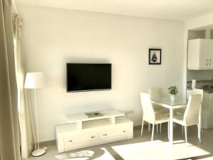 TV a/nebo společenská místnost v ubytování Estudios y Apartamentos Benal Beach