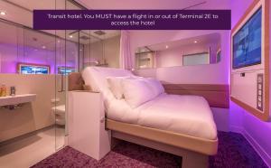 Кровать или кровати в номере YOTELAIR Paris CDG - Transit Hotel - Terminal 2E