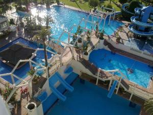 Bazén v ubytování Estudios y Apartamentos Benal Beach nebo v jeho okolí