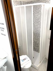 A bathroom at Grandis Rooms