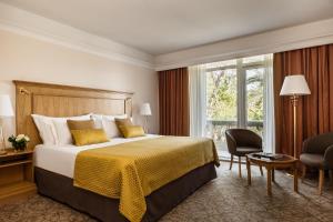 Habitación de hotel con cama y ventana grande en Corinthia Palace Malta en Attard