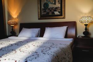 Un pat sau paturi într-o cameră la Hotel Bojatours