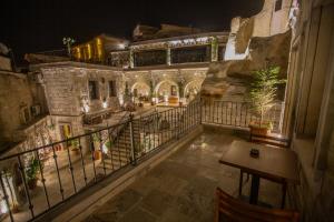 A balcony or terrace at Zara Cave Hotel