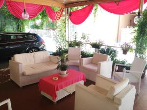 A seating area at Hotel Simon