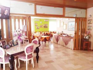 A restaurant or other place to eat at Hotel Simon
