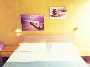 A bed or beds in a room at Hotel Simon
