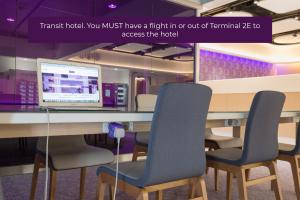 TV a/nebo společenská místnost v ubytování YOTELAIR Paris CDG - Transit Hotel - Terminal 2E