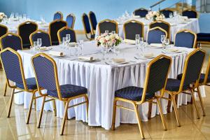 una mesa para una boda con sillas y flores en Atlantica (ex-Optima) Sevastopol, en Sevastopol