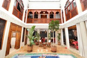 un patio interior con piscina en un edificio en Riad Belle Epoque, en Marrakech