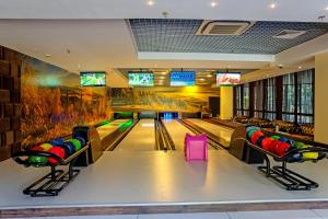 Biliardový stôl v ubytovaní Hotel Czarny Potok Resort SPA & Conference