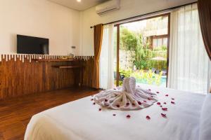 Кровать или кровати в номере Karang Lila Bhuana Ubud