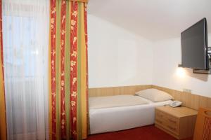Łóżko lub łóżka w pokoju w obiekcie Der Sailer Hotel & Restaurant