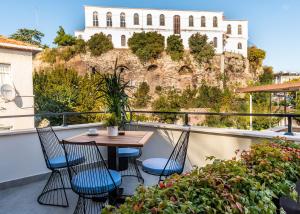 einen Balkon mit einem Tisch und Stühlen sowie ein Gebäude in der Unterkunft Bram Hotel Istanbul in Istanbul