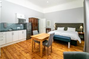 Kuchyň nebo kuchyňský kout v ubytování Victorian Square Guesthouse