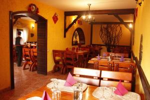 מסעדה או מקום אחר לאכול בו ב-Cabana Veche Trei Brazi