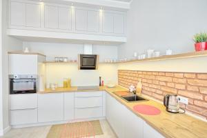 Kuchyňa alebo kuchynka v ubytovaní 3D WYGODA Apartamenty