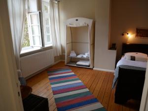 a room with a mirror and a rug on the floor at Bed & Breakfast Sahara in Lüneburg