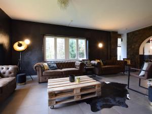 Posezení v ubytování Villa in Ardennes with Garden & Recreation Room + 29 fotografií
