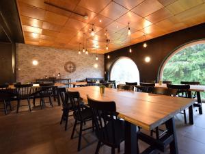 Restaurace v ubytování Villa in Ardennes with Garden & Recreation Room