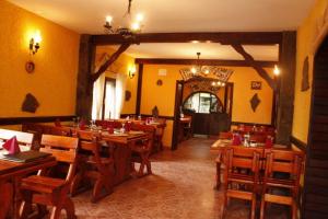 מסעדה או מקום אחר לאכול בו ב-Cabana Veche Trei Brazi