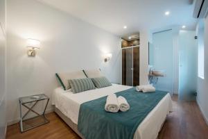 une chambre avec un lit avec des serviettes dessus dans l'établissement Beautiful Downtown Apartment, à Lisbonne