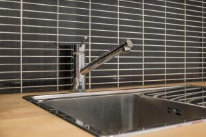 un évier avec un robinet dans une cuisine dans l'établissement Beautiful Downtown Apartment, à Lisbonne 15 autres photos