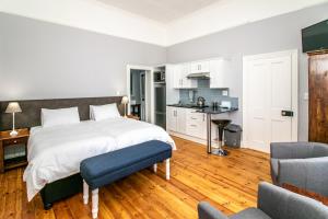 Kuchyň nebo kuchyňský kout v ubytování Victorian Square Guesthouse