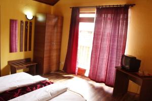 Giường trong phòng chung tại Cabana Veche Trei Brazi