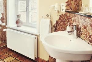 a bathroom with a sink and a mirror at Bed & Breakfast Sahara in Lüneburg