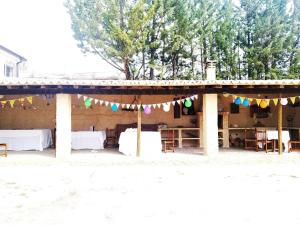 uma tenda para um casamento no deserto com bandeiras em Los Tobares em Gárgoles de Arriba