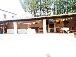 - un pavillon avec une table et des drapeaux dans l'établissement Los Tobares, à Gárgoles de Arriba
