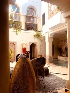 uma sala de estar com um grande edifício com janelas em Riad Bamboo Suites & Spa em Marrakech