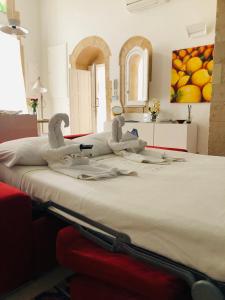 a large bed with towels on top of it at Le Stanze di Carlo in Siracusa