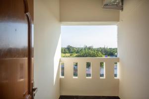 widok z korytarza pokoju z balkonem w obiekcie BAY INN w mieście Ćennaj