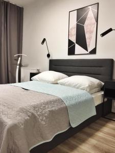 sypialnia z dużym łóżkiem z 2 lampami w obiekcie Apartamenty Zajezdnia MTP w Poznaniu